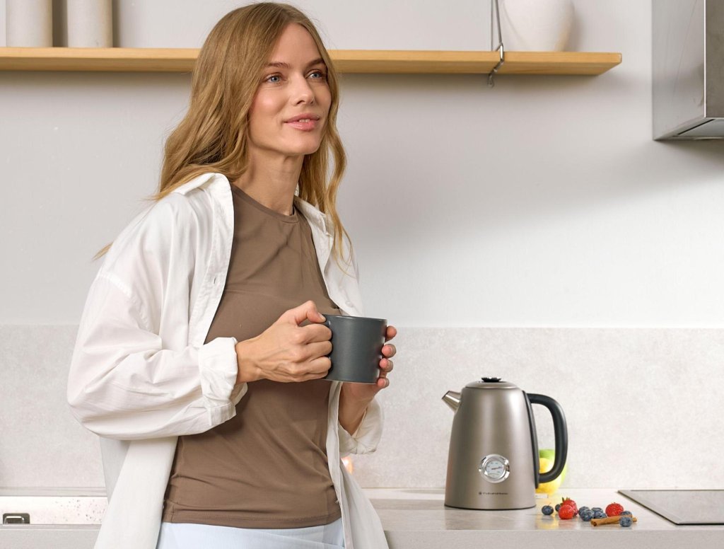 Девушка с чайником.jpeg