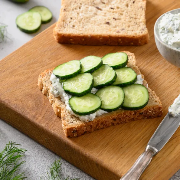 Тост с творожным сыром и огурцом