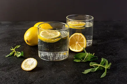 Вода с лимоном в стаканах