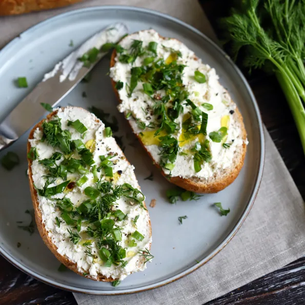 Тост с творожным сыром и зеленью